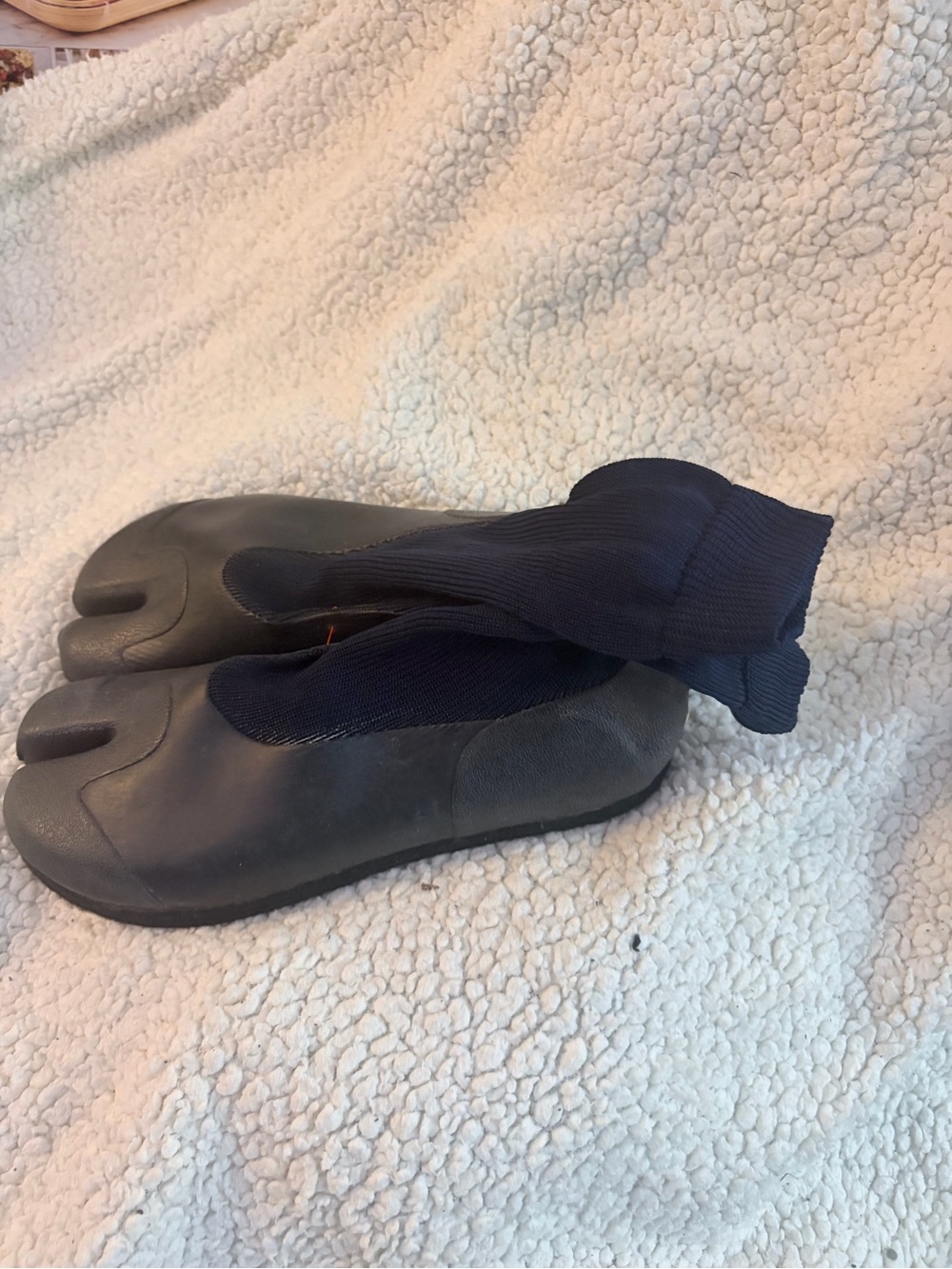 men’s Split-Toe Slip-On scuba Shoes in Dark Gray and Navy